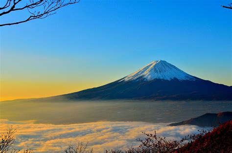  O Sol Nascente sobre a Montanha Fuji - Uma Explosão de Cores e Contraste Vibrante!